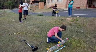 Em evento promovido pela Olimpíada Brasileira de Astronomia e Astronáutica, em Barra do Pirái (RJ) estudantes preparam lançamento de foguetes de garrafas PET(foto: Divulgação/Olimpíada Brasileira de Astronomia e Astronáutica) Em evento promovido pela Olimpíada Brasileira de Astronomia e Astronáutica, em Barra do Pirái (RJ) estudantes preparam lançamento de foguetes de garrafas PET(foto: Divulgação/Olimpíada Brasileira de Astronomia e Astronáutica)