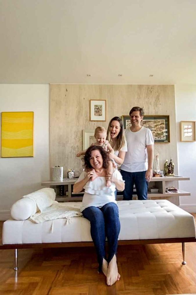 Júlia acompanhada da mãe, da filha e do marido (foto: Tainá Frota/Divulgação ) Júlia acompanhada da mãe, da filha e do marido (foto: Tainá Frota/Divulgação )