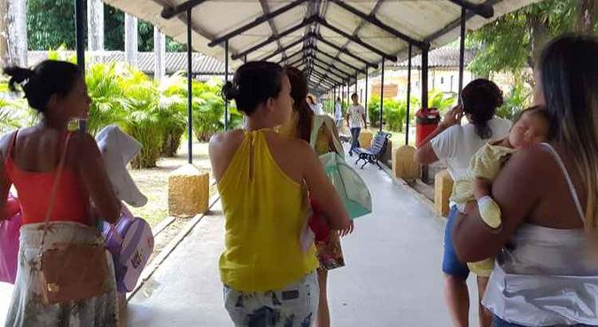Mães com bebês suspeitos de microcefalia aguardam exame, em hospital do Recife: pesquisa abre novas perspectivas sobre o vírus zika(foto: Carolina Cotta/EM/D.A Press) Mães com bebês suspeitos de microcefalia aguardam exame, em hospital do Recife: pesquisa abre novas perspectivas sobre o vírus zika(foto: Carolina Cotta/EM/D.A Press)