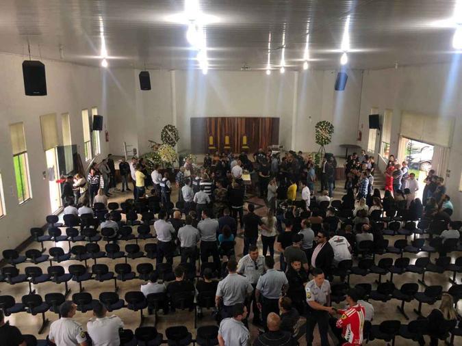 Familiares e amigos se reúnem no Templo Militar Evangélico da PM para prestar as última homenagens ao Tenente Harison de Oliveira Bezerra, morto por um policial civil(foto: Walder Galvão/CB/D.A Press) Familiares e amigos se reúnem no Templo Militar Evangélico da PM para prestar as última homenagens ao Tenente Harison de Oliveira Bezerra, morto por um policial civil(foto: Walder Galvão/CB/D.A Press)