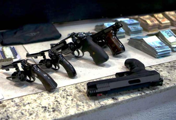 Armas e dinheiro encontrados na casa de João de Deus(foto: Ernesto Rodrigues/Estadão Conteúdo) Armas e dinheiro encontrados na casa de João de Deus(foto: Ernesto Rodrigues/Estadão Conteúdo)