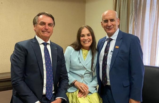 A atriz garantiu que ''está de corpo e alma com esse governo''(foto: Facebook/Reprodução) A atriz garantiu que ''está de corpo e alma com esse governo''(foto: Facebook/Reprodução)