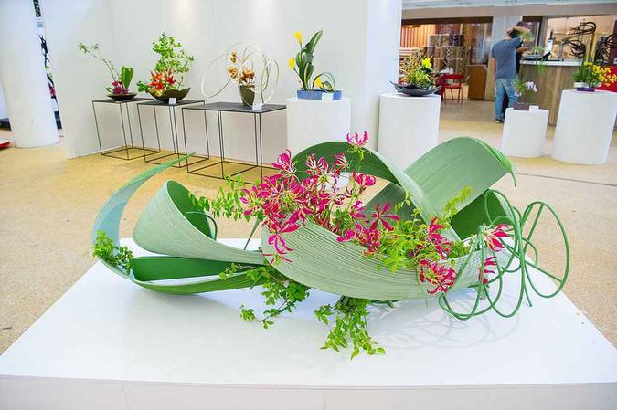 A ikebana é uma arte tridimensional, que se assemelha a uma escultura viva e trabalha com galhos, folhas secas e o colorido das plantas e flores(foto: Arquivo pessoal) A ikebana é uma arte tridimensional, que se assemelha a uma escultura viva e trabalha com galhos, folhas secas e o colorido das plantas e flores(foto: Arquivo pessoal)