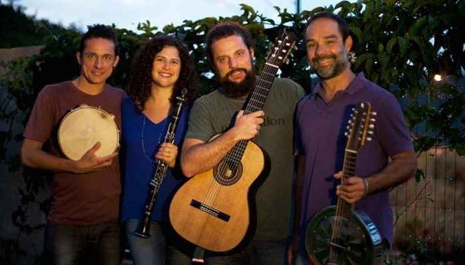 Trio Brasileiro formado por Alexandre Loura, Douglas Loura, Dudu Maia e a clarinetista Anat Cohen(foto: Reprodução/Internet) Trio Brasileiro formado por Alexandre Loura, Douglas Loura, Dudu Maia e a clarinetista Anat Cohen(foto: Reprodução/Internet)