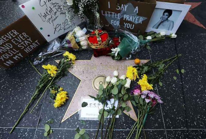 Flores, retratos e mensagens dos fãs na Calçada da Fama, em Hollywood(foto: Mario Tama/Getty Images/AFP) Flores, retratos e mensagens dos fãs na Calçada da Fama, em Hollywood(foto: Mario Tama/Getty Images/AFP)