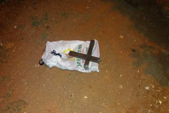 No veículo foram encontrados dois explosivos(foto: Divulgação/PMDF) No veículo foram encontrados dois explosivos(foto: Divulgação/PMDF)