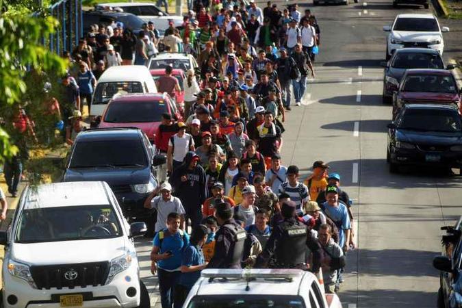 Os migrantes, que seguem o exemplo da caravana de hondurenhos que saiu em 13 de outubro de San Pedro Sula, não deram ouvidos ao governo salvadorenho(foto: Marvin Recinos/AFP) Os migrantes, que seguem o exemplo da caravana de hondurenhos que saiu em 13 de outubro de San Pedro Sula, não deram ouvidos ao governo salvadorenho(foto: Marvin Recinos/AFP)