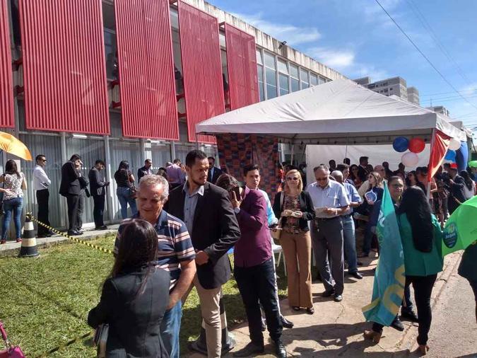 A concentração de advogados e advogadas em frente a seção eleitoral de Taguatinga Norte começou bem cedo(foto: Thiago Melo/ CB press) A concentração de advogados e advogadas em frente a seção eleitoral de Taguatinga Norte começou bem cedo(foto: Thiago Melo/ CB press)
