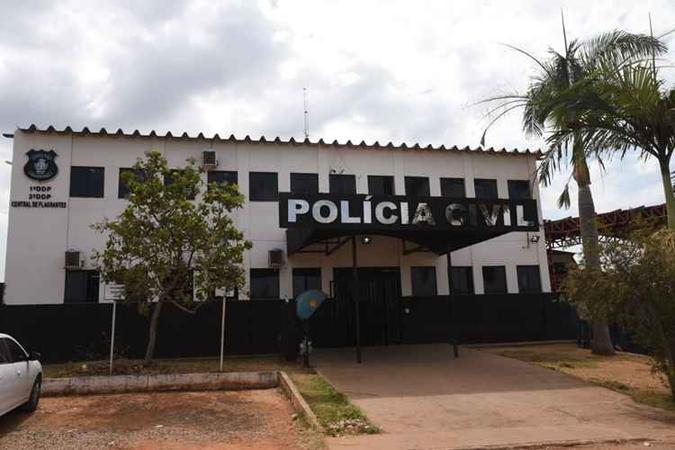Policiais da cidade goiana a 70km de Brasília cumpriram mandados de prisão nesta quinta-feira (9/8)(foto: Ed Alves/CB/D.A. Press) Policiais da cidade goiana a 70km de Brasília cumpriram mandados de prisão nesta quinta-feira (9/8)(foto: Ed Alves/CB/D.A. Press)