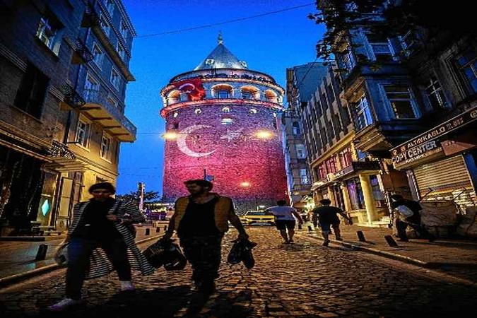 A Mesquita Azul é uma das mais belas e visitadas. No Gran Bazaar, é possível comprar de comida a roupas. A Torre de Gálata proporciona uma das melhores vistas da cidade(foto: Ozan Kose/AFP - 1/8/16 ) A Mesquita Azul é uma das mais belas e visitadas. No Gran Bazaar, é possível comprar de comida a roupas. A Torre de Gálata proporciona uma das melhores vistas da cidade(foto: Ozan Kose/AFP - 1/8/16 )