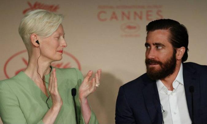 Tilda Swinton e Jake Gyllenhaal durante coletiva de Okja, em Cannes. (foto: Laurent Emmanuel/AFP ) Tilda Swinton e Jake Gyllenhaal durante coletiva de Okja, em Cannes. (foto: Laurent Emmanuel/AFP )