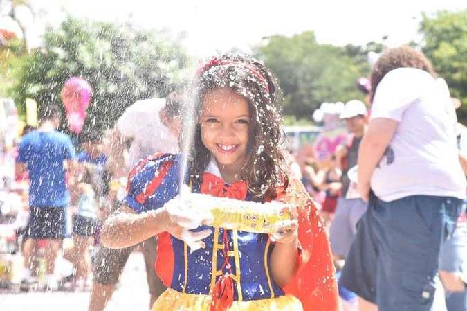 Crianças se fantasiam de personagens de desenhos animados para pular carnaval no Cruzeiro Velho(foto: Antônio Cunha/CB/D.A Press) Crianças se fantasiam de personagens de desenhos animados para pular carnaval no Cruzeiro Velho(foto: Antônio Cunha/CB/D.A Press)
