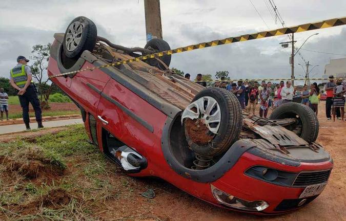 Ao chegar no local do acidente, a equipe de socorro do Corpo de Bombeiros encontrou a vítima sem os sinais vitais(foto: CBM-DF/Divulgação) Ao chegar no local do acidente, a equipe de socorro do Corpo de Bombeiros encontrou a vítima sem os sinais vitais(foto: CBM-DF/Divulgação)