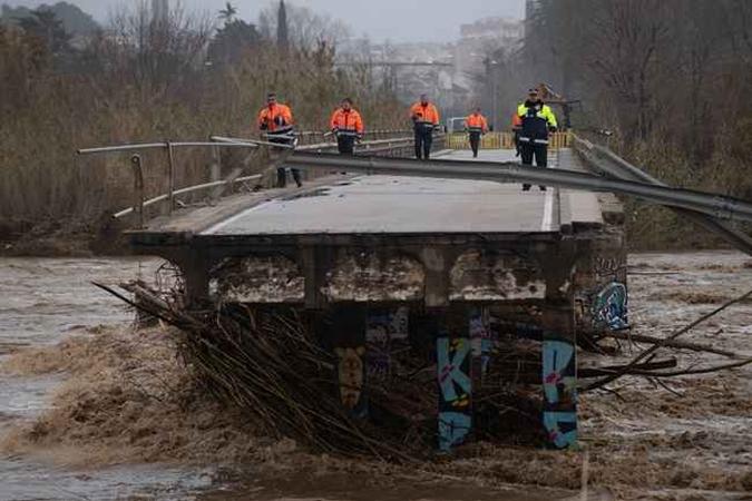 Tempestade de inverno Gloria atinge a costa leste espanhola. Corte de energia forçou o fechamento de escolas e ligações rodoviárias e ferroviárias.(foto: Josep LAGO / AFP) Tempestade de inverno Gloria atinge a costa leste espanhola. Corte de energia forçou o fechamento de escolas e ligações rodoviárias e ferroviárias.(foto: Josep LAGO / AFP)
