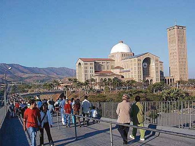 Catedral-basílica de Aparecida, em São Paulo, recebeu, em 2018, 12 milhões de visitantes. País atrai mais de 30 mil peregrinos estrangeiros por ano(foto: Carlos Altman) Catedral-basílica de Aparecida, em São Paulo, recebeu, em 2018, 12 milhões de visitantes. País atrai mais de 30 mil peregrinos estrangeiros por ano(foto: Carlos Altman)