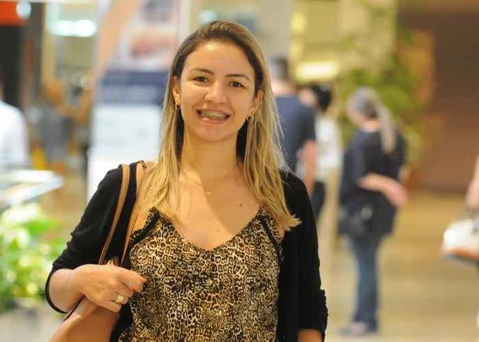 A servidora pública Nadia Morais pesquisou preços de roupas e calçados antes de definir a compra para a mãe: A servidora pública Nadia Morais pesquisou preços de roupas e calçados antes de definir a compra para a mãe: