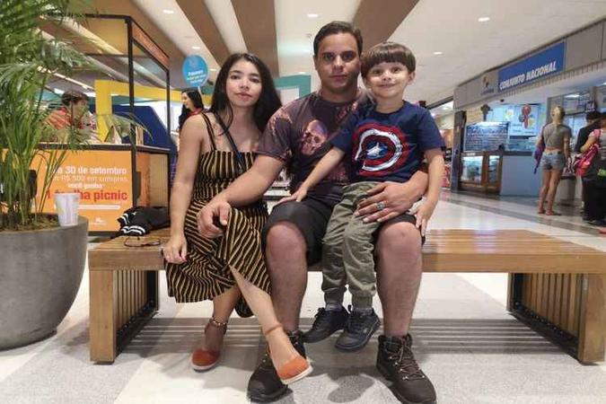 Erika e Elvis levaram o filho Andrew, de 5 anos, para passar o dia no shopping e escolher o que ganhar(foto: Lis Cappi/Esp. CB/D.A Press) Erika e Elvis levaram o filho Andrew, de 5 anos, para passar o dia no shopping e escolher o que ganhar(foto: Lis Cappi/Esp. CB/D.A Press)