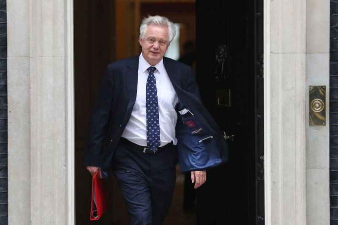 Em sua primeira entrevista após a demissão, Davis afirmou à rádio BBC que não pretendia provocar a queda de May, nem liderar um levante(foto: Daniel Leal-Olivas/AFP) Em sua primeira entrevista após a demissão, Davis afirmou à rádio BBC que não pretendia provocar a queda de May, nem liderar um levante(foto: Daniel Leal-Olivas/AFP)