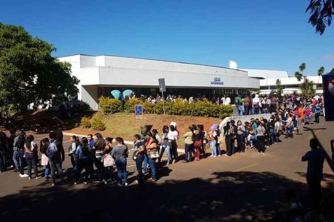 Das 1,5 mil mulheres que fizeram fila diante do Hmib, apenas 450 conseguiram agendar o procedimento(foto: Carlos Vieira/CB/D.A Press) Das 1,5 mil mulheres que fizeram fila diante do Hmib, apenas 450 conseguiram agendar o procedimento(foto: Carlos Vieira/CB/D.A Press)
