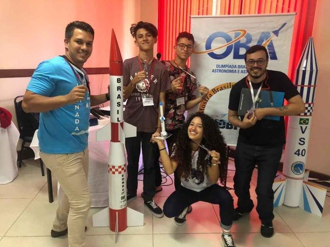 Equipe do Cemeit, de Taguatinga, foi vice-campeã nacional em olimpíada de astronomia no Rio de Janeiro(foto: Arquivo pessoal) Equipe do Cemeit, de Taguatinga, foi vice-campeã nacional em olimpíada de astronomia no Rio de Janeiro(foto: Arquivo pessoal)