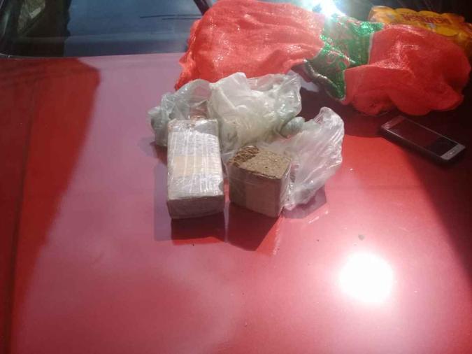 Em endereço de suspeitos, policiais encontraram 1kg de maconha(foto: PM/DF) Em endereço de suspeitos, policiais encontraram 1kg de maconha(foto: PM/DF)