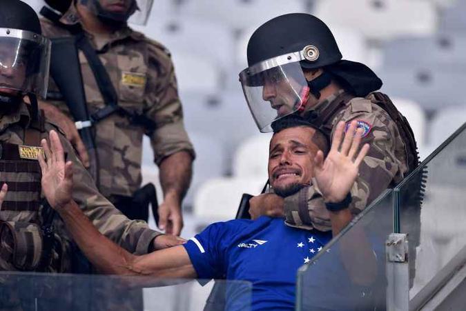 Ídolo cruzeirense, o goleiro Fábio esbraveja diante de um time desmoralizado: dívidas milionárias a resolver(foto: Douglas Magno/AFP ) Ídolo cruzeirense, o goleiro Fábio esbraveja diante de um time desmoralizado: dívidas milionárias a resolver(foto: Douglas Magno/AFP )