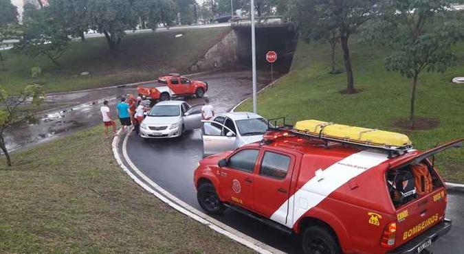 Bombeiros ajudam a tirar carro de alagamento, na tesourinha da 110/210 Norte(foto: CBMDF/Divulgação) Bombeiros ajudam a tirar carro de alagamento, na tesourinha da 110/210 Norte(foto: CBMDF/Divulgação)