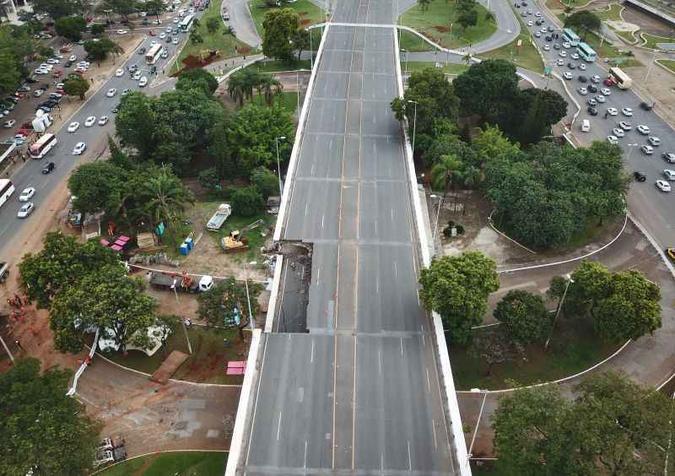 Além da instalação de sensores, as obras para o escoramento do viaduto com pilares de aço continuam(foto: Breno Fortes/CB/D.A Press) Além da instalação de sensores, as obras para o escoramento do viaduto com pilares de aço continuam(foto: Breno Fortes/CB/D.A Press)