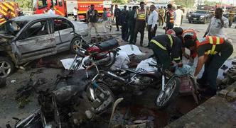 Paquistaneses tentam mover os corpos das vítimas no local da explosão em Lahore(foto: Arif Ali/ AFP - 24//7/2017) Paquistaneses tentam mover os corpos das vítimas no local da explosão em Lahore(foto: Arif Ali/ AFP - 24//7/2017)