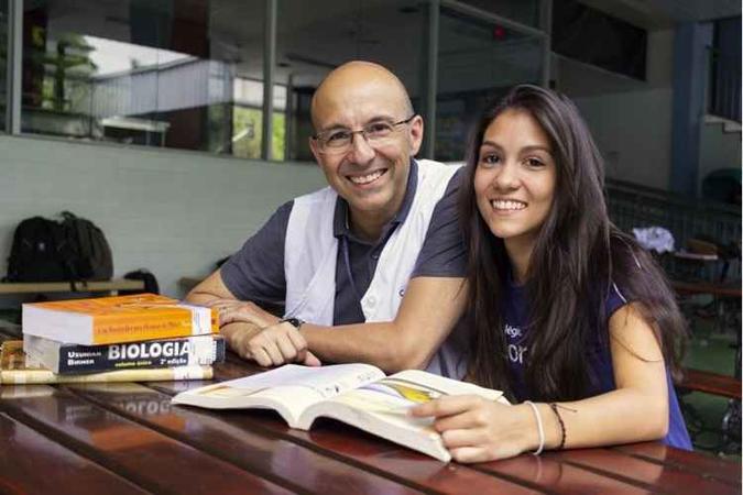 Júlia e Og de Olivera, pai e professor: desenvolver um olhar mais delicado sobre a vida escolar da filha (foto: Vinicius Cardoso Vieira/Esp. CB/D.A Press) Júlia e Og de Olivera, pai e professor: desenvolver um olhar mais delicado sobre a vida escolar da filha (foto: Vinicius Cardoso Vieira/Esp. CB/D.A Press)