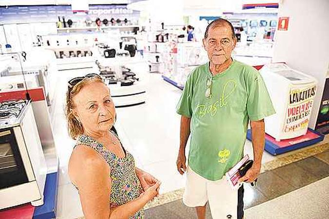 Breno Fortes/CB/D.A Press(foto: Inflação e renda curta fizeram Nalva Majdalani e o marido Amilton Majdalani adiar a compra de um armário) Breno Fortes/CB/D.A Press(foto: Inflação e renda curta fizeram Nalva Majdalani e o marido Amilton Majdalani adiar a compra de um armário)
