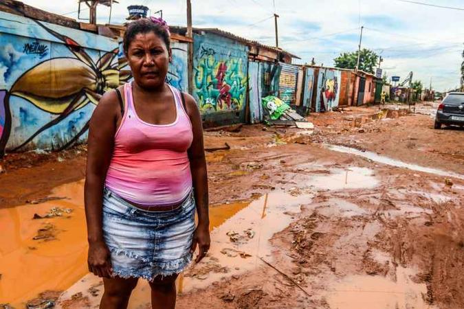 Francisca Dias, nas ruas da invasão da fazenda Santa Luzia: o esgoto improvisado se mistura com a água da chuva e forma um lamaçal(foto: Arthur Menescal/Esp. CB/D.A Press) Francisca Dias, nas ruas da invasão da fazenda Santa Luzia: o esgoto improvisado se mistura com a água da chuva e forma um lamaçal(foto: Arthur Menescal/Esp. CB/D.A Press)