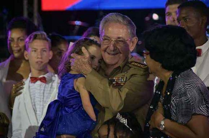 Raúl Castro festeja com adolescentes antes de deixar Presidência de Cuba(foto: HO / CUBA DEBATE / AFP) Raúl Castro festeja com adolescentes antes de deixar Presidência de Cuba(foto: HO / CUBA DEBATE / AFP)