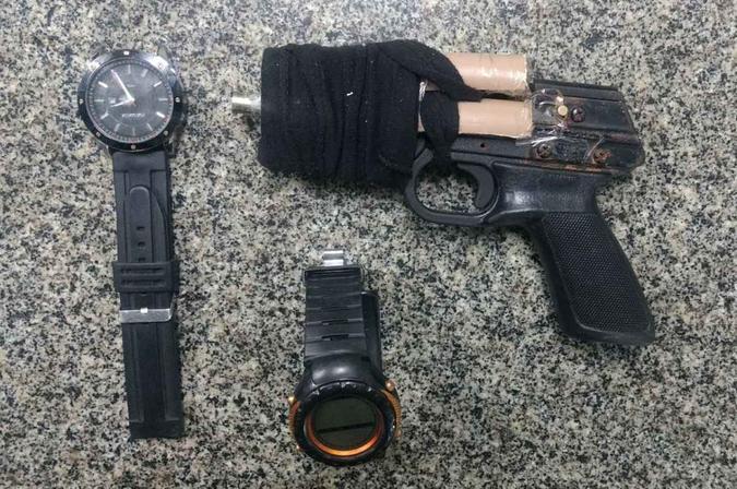 Suspeito andava com um simulacro de arma (foto: PMDF/Divulgação) Suspeito andava com um simulacro de arma (foto: PMDF/Divulgação)