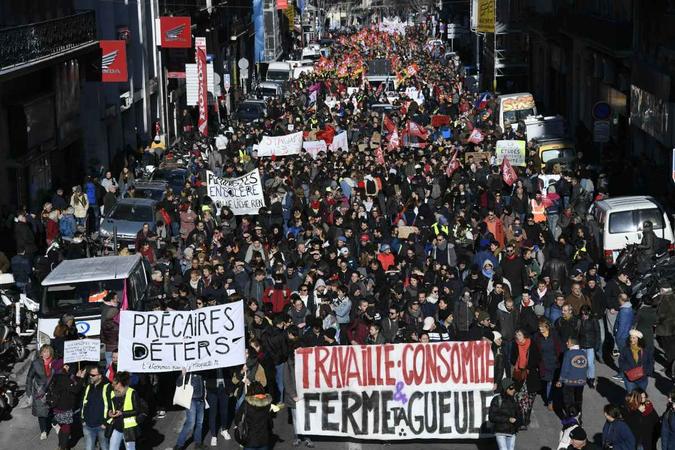 Apenas uma refinaria, a Esso de Notre-Dame de Gravenchon, no norte do país, não estava bloqueada(foto: Christophe Simon / AFP) Apenas uma refinaria, a Esso de Notre-Dame de Gravenchon, no norte do país, não estava bloqueada(foto: Christophe Simon / AFP)