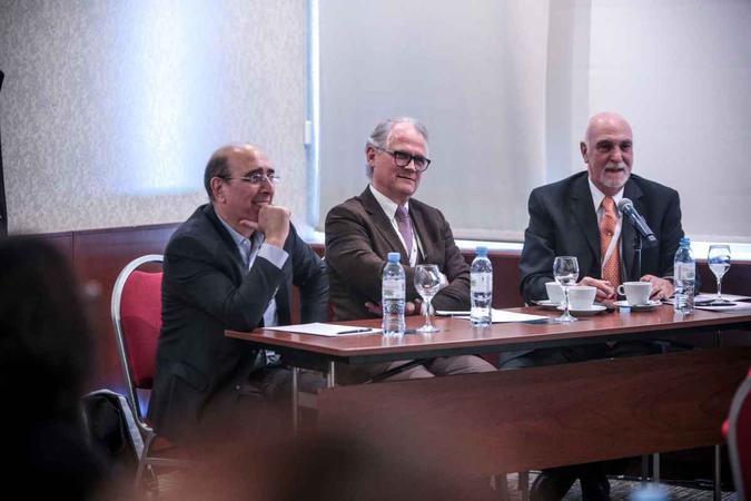O paciente David Menaged, Dr. Raúl Gabús e Dr. Raimundo Bezares durante o 3º Congresso Ibero-Americano de Leucemia Linfoide Crônica, em Buenos Aires, Argentina(foto: Ibam/Divulgação) O paciente David Menaged, Dr. Raúl Gabús e Dr. Raimundo Bezares durante o 3º Congresso Ibero-Americano de Leucemia Linfoide Crônica, em Buenos Aires, Argentina(foto: Ibam/Divulgação)