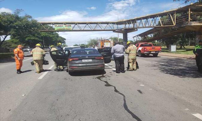 A motorista de um dos veículos, de 30 anos, teve lesão no pescoço e, no momento do resgate, se queixava de dores no corpo(foto: CBMDF/Divulgação) A motorista de um dos veículos, de 30 anos, teve lesão no pescoço e, no momento do resgate, se queixava de dores no corpo(foto: CBMDF/Divulgação)
