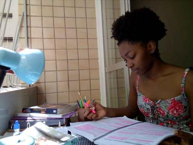 Ana Clara Araújo, 19 anos, tenta uma vaga em psicologia. Ela gosta de estudar por meio de resumos, vídeoaulas e resolução de exercícios(foto: Geovana Melo/Esp. CB/D.A Press) Ana Clara Araújo, 19 anos, tenta uma vaga em psicologia. Ela gosta de estudar por meio de resumos, vídeoaulas e resolução de exercícios(foto: Geovana Melo/Esp. CB/D.A Press)