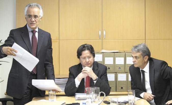 O advogado Sílvio Simonaggio, entre Ramon Hollerbach (E) e Cristiano Paz: esforço para convencer o STF de que não houve desvio de recursos(foto: Epitácio Pessoa/Estadão Conteúdo) O advogado Sílvio Simonaggio, entre Ramon Hollerbach (E) e Cristiano Paz: esforço para convencer o STF de que não houve desvio de recursos(foto: Epitácio Pessoa/Estadão Conteúdo)