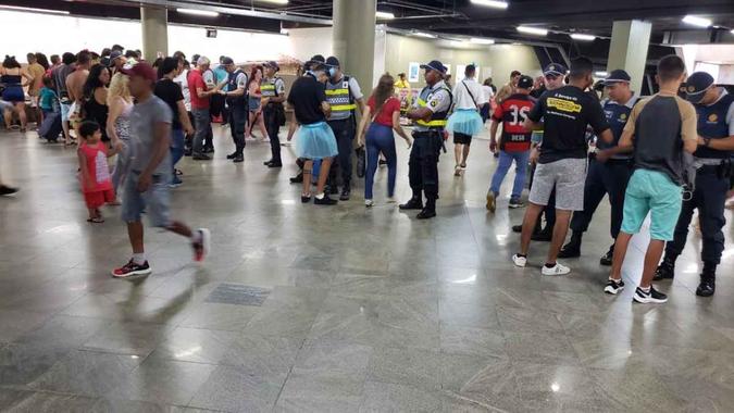 Policiais revistaram foliões na estação central do metrô (foto: Divulgação/PMDF) Policiais revistaram foliões na estação central do metrô (foto: Divulgação/PMDF)