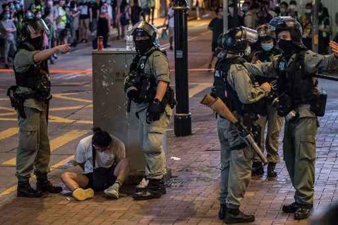 A polícia de choque deteve um homem depois que liberou manifestantes que participavam de uma manifestação contra uma nova lei de segurança nacional em Hong Kong em 1º de julho de 2020(foto: DALE DE LA REY / AFP) A polícia de choque deteve um homem depois que liberou manifestantes que participavam de uma manifestação contra uma nova lei de segurança nacional em Hong Kong em 1º de julho de 2020(foto: DALE DE LA REY / AFP)