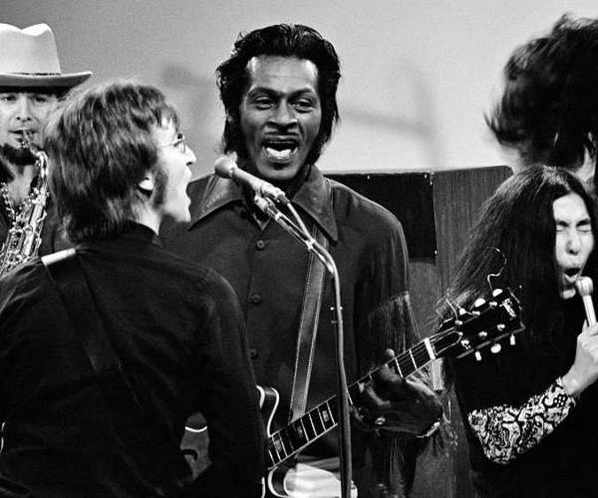 John Lennon toca com Chuck Berry(foto: Reprodução do livro/Corbis) John Lennon toca com Chuck Berry(foto: Reprodução do livro/Corbis)