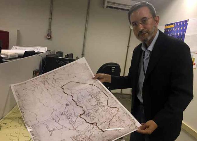 Elias Manoel da Silva mostra um dos mapas que registram os locais das fazendas existentes na região. Muitos desses nomes foram mantidos nas localidades (foto: Pedro Grigori/Esp. CB/D.A Press ) Elias Manoel da Silva mostra um dos mapas que registram os locais das fazendas existentes na região. Muitos desses nomes foram mantidos nas localidades (foto: Pedro Grigori/Esp. CB/D.A Press )