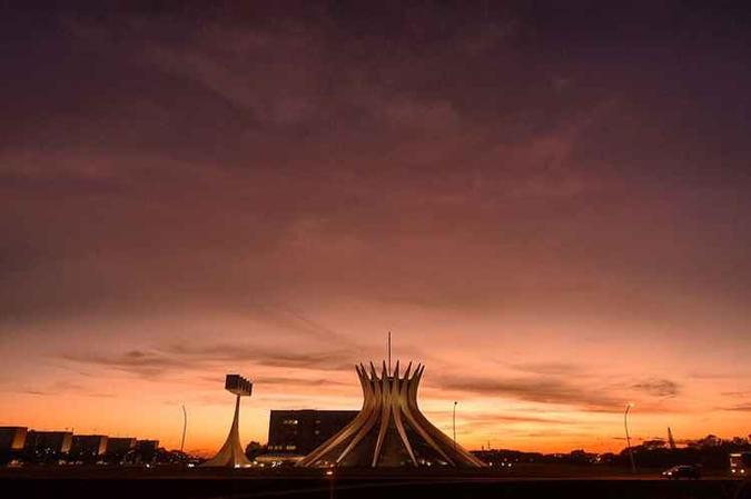 Amanhecer em Brasília: poucas nuvens e tempo frio. Tempo muda ao longo do dia(foto: Ed Alves/CB/D.A Press) Amanhecer em Brasília: poucas nuvens e tempo frio. Tempo muda ao longo do dia(foto: Ed Alves/CB/D.A Press)