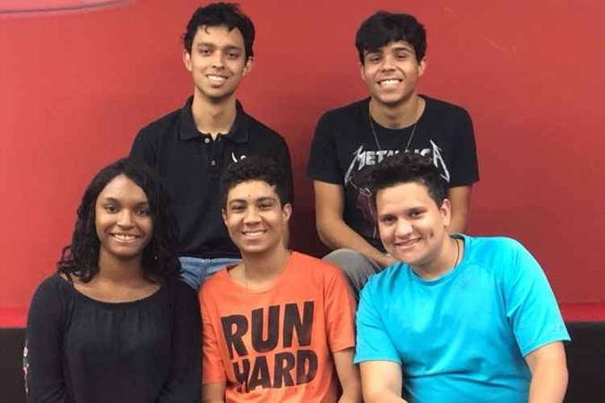 A equipe da Task247: Henrique e Lucas (ao fundo) e Izabella, João Paulo e Hêber (à frente) A equipe da Task247: Henrique e Lucas (ao fundo) e Izabella, João Paulo e Hêber (à frente)