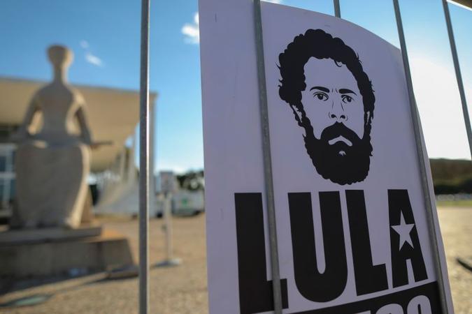 Preso na carceragem da Polícia Federal em Curitiba (PR) desde abril de 2018, o ex-presidente agradeceu aos militantes da Vigília Lula Livre(foto: Sergio LIMA/AFP) Preso na carceragem da Polícia Federal em Curitiba (PR) desde abril de 2018, o ex-presidente agradeceu aos militantes da Vigília Lula Livre(foto: Sergio LIMA/AFP)