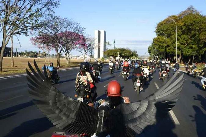 Passeio motociclístico no centro de Brasília: participantes do Brasília Capital Moto Week esperam bater, este ano, o próprio recorde, de 42 mil veículos, em 2018(foto: Ed Alves/CB/D.A Press - 29/7/17) Passeio motociclístico no centro de Brasília: participantes do Brasília Capital Moto Week esperam bater, este ano, o próprio recorde, de 42 mil veículos, em 2018(foto: Ed Alves/CB/D.A Press - 29/7/17)
