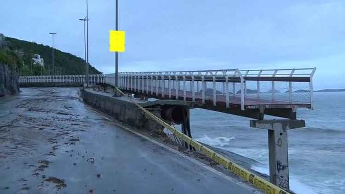 Em abril de 2016, a ressaca do mar de São Conrado, na zona sul, já havia derrubado parte da estrutura(foto: Reprodução/GloboNews ) Em abril de 2016, a ressaca do mar de São Conrado, na zona sul, já havia derrubado parte da estrutura(foto: Reprodução/GloboNews )