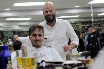 Luciano Moura com o fregu�s Silas Henrique: 