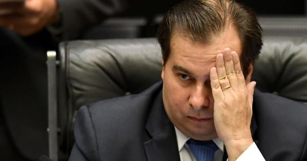 MEC precisa de "ministro que n&atilde;o seja lun&aacute;tico", diz Rodrigo Maia